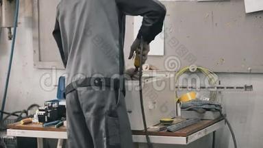 厂家男技术员安装电工钢.